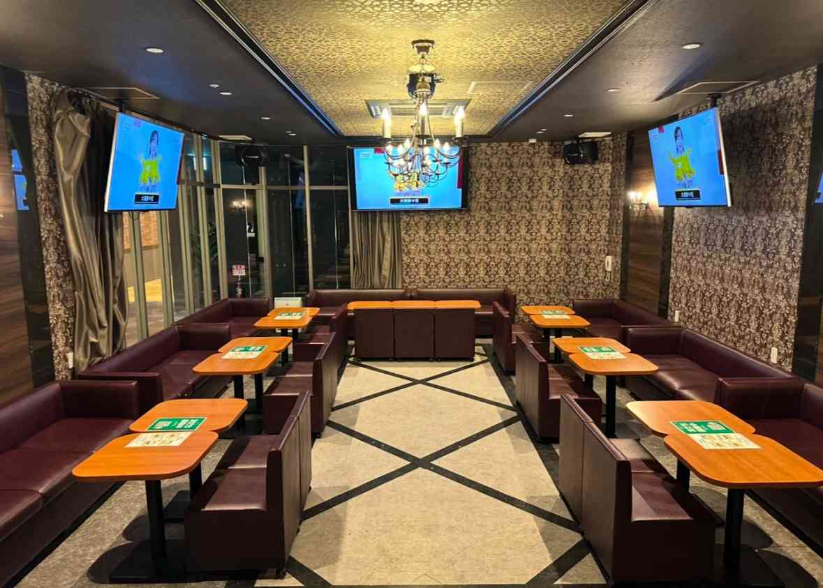現在カラオケ店で使用している椅子とテーブルです。